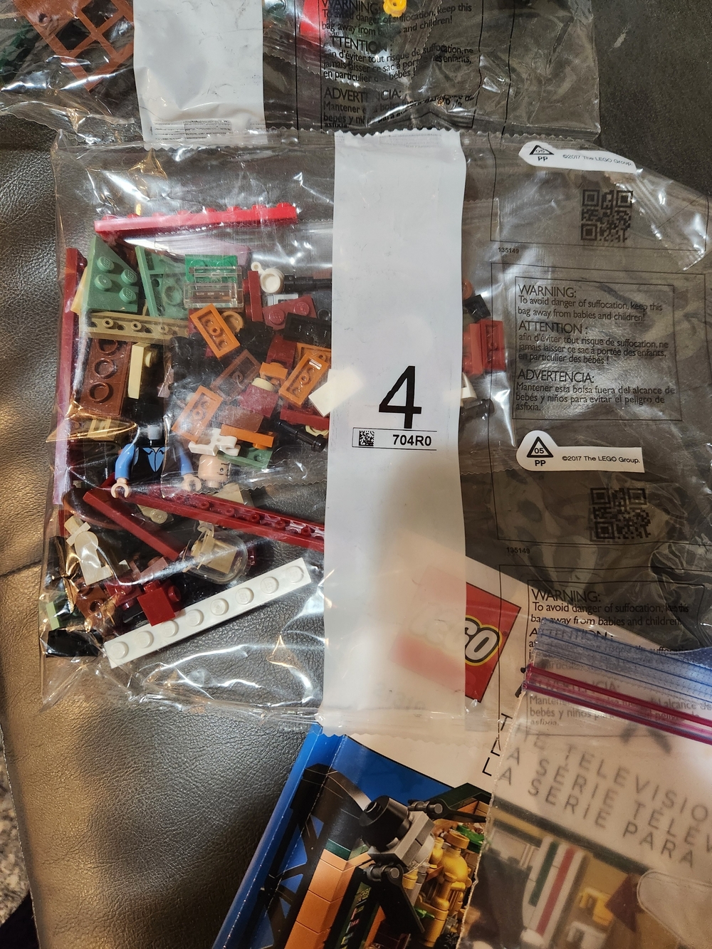 Like New LEGO FRIENDS Central Perk TV Set - Brown & Multicolor Complete! - Picture 8 of 11